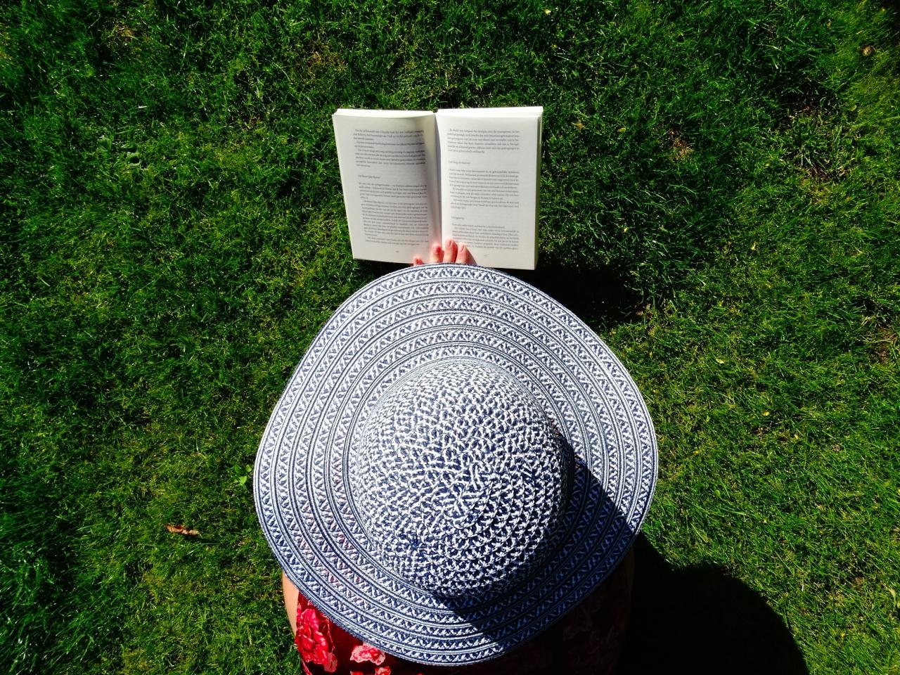 Hut mit Buch